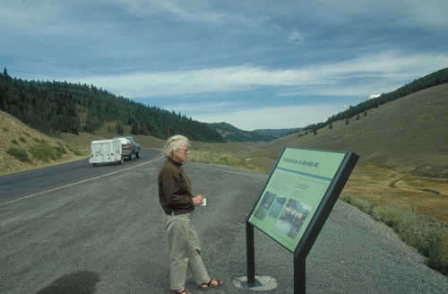 A Visitor Reads Interpretation along The Energy Loop