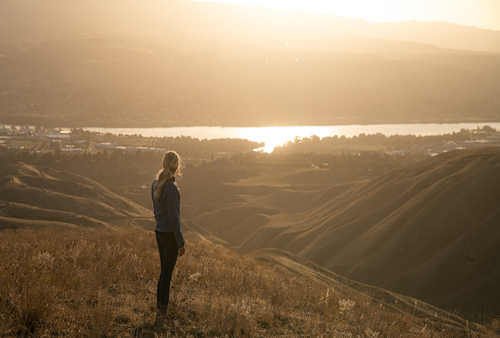 Woman looking at Wenatchee Valley from the Wenatchee Foothills