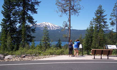 Visitors at Diamond Lake Viewpoint